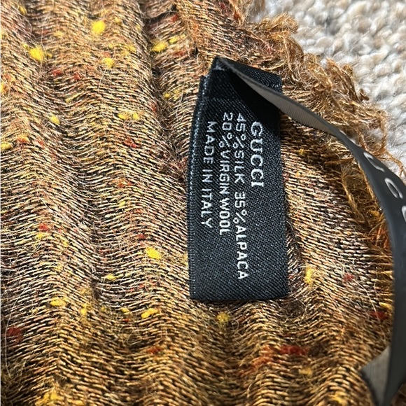 Authentic Gucci Scarf. Like new condition. Beautiful material and design. - Picture 5 of 5